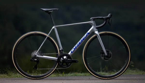 Orbea Orca 2025 - bici da corsa leggera e performante